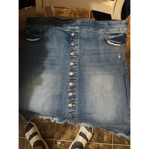 Skirt‎ - Picture 1 of 3